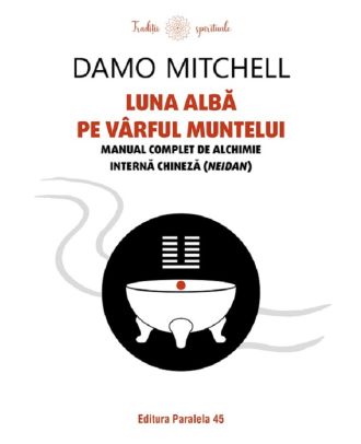 Luna albă pe vârful muntelui