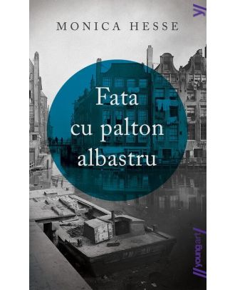 Fata cu palton albastru