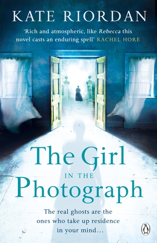 The Girl in the Photograph Cărți